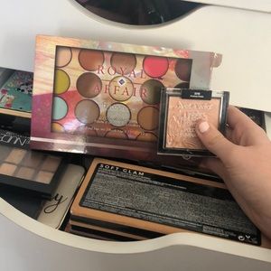 BH cosmetics pallet with box and WNW highlighter